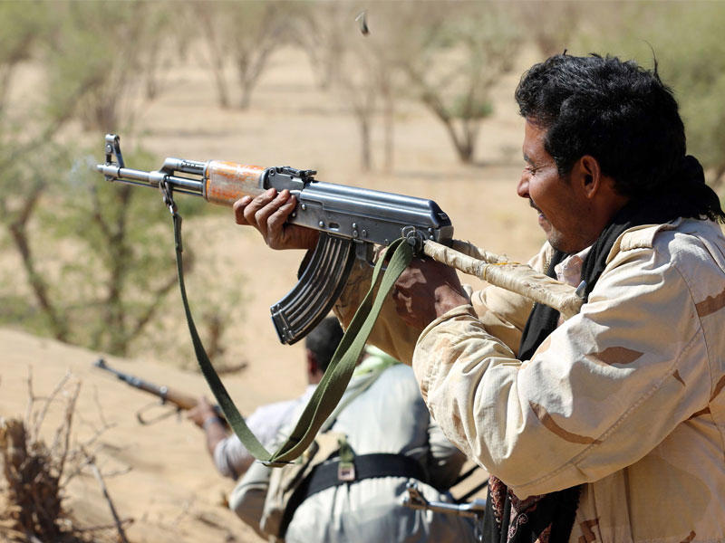 رجال قبائل يمنيون من لجان المقاومة الشعبية بإطلاق أسلحتهم خلال اشتباكات مع متمردين حوثيين