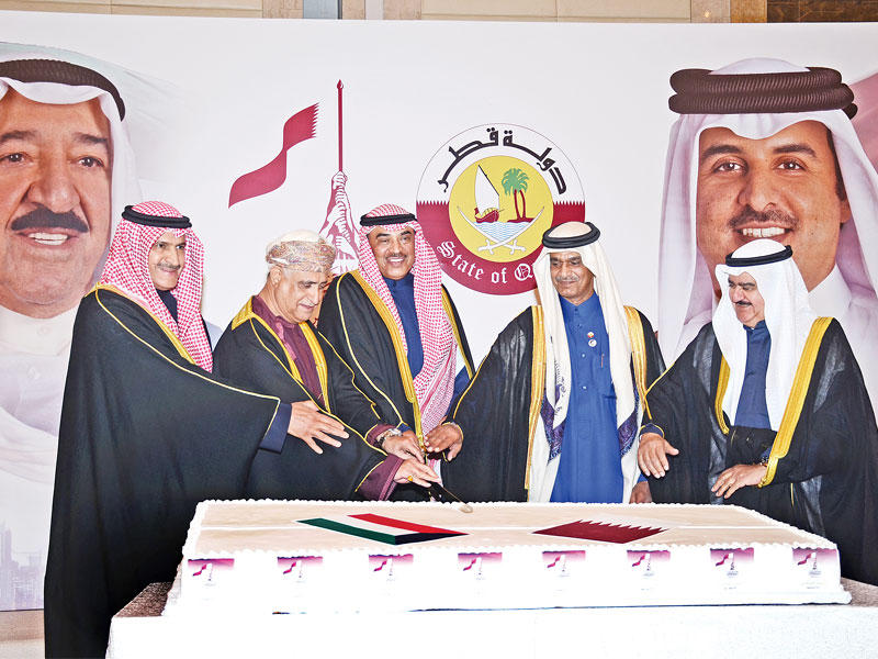 الخالد متوسطاً سفيري قطر وسلطنة عمان ومحافظ العاصمة ثابت المهنا