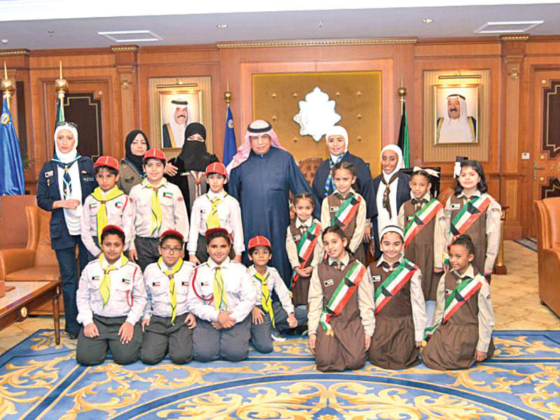 الجراح متوسطاً زهرات وأشبال مبارك