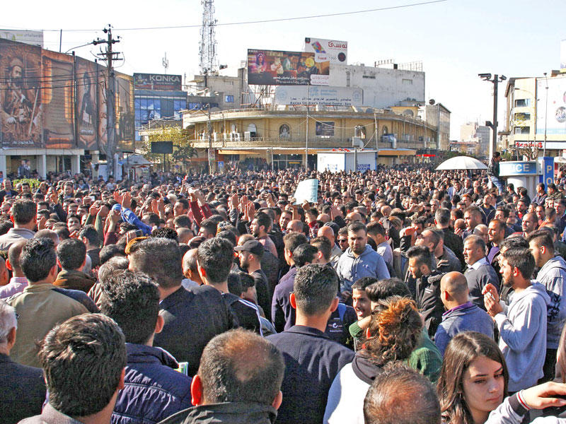 جانب من التظاهرات في السليمانية أمس (أ ف ب)