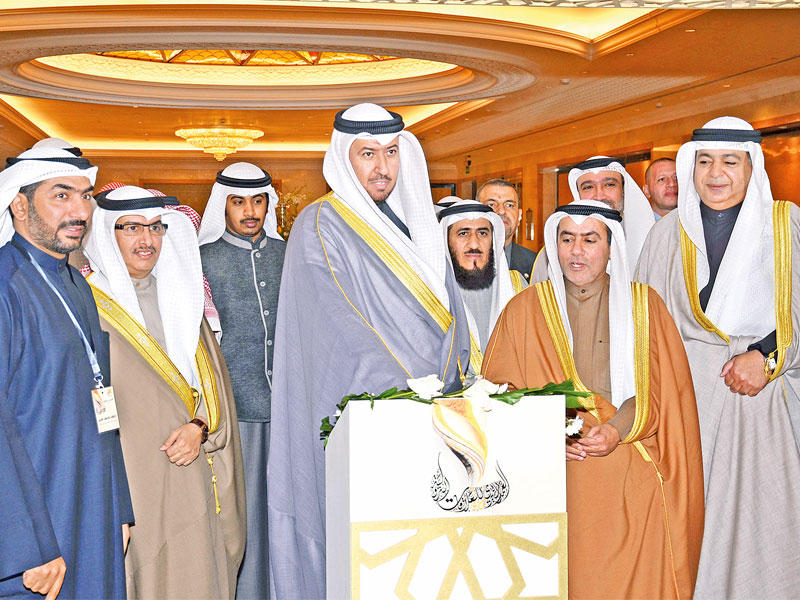 العفاسي مفتتحاً المعرض المصاحب للملتقى