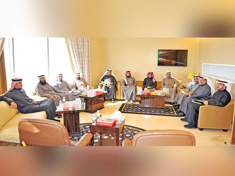 عدد من النواب مجتمعين في مكتب الحربش أمس