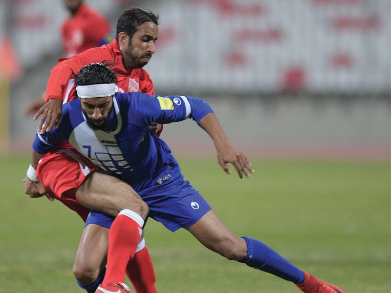 كرة مشتركة لفهد العنزي في مباراة أمس