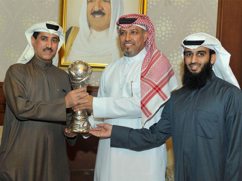 محمد المناعي يسلم كأس البطولة إلى محمد خليل بحضور حامد الشيباني