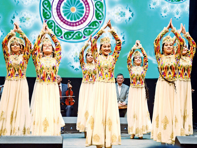 جانب من حفل الفرقة الأوزبكية 