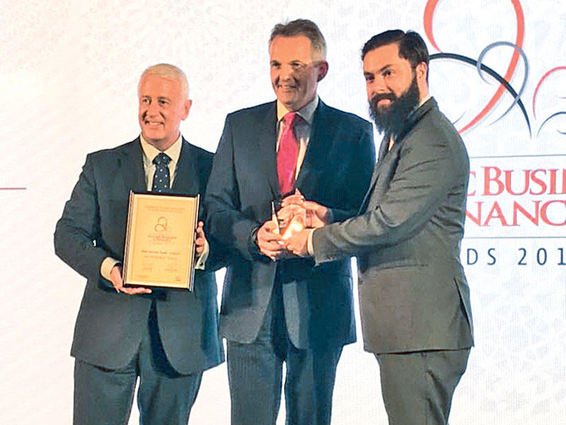 ريتشارد جروفس يتسلم الجائزة