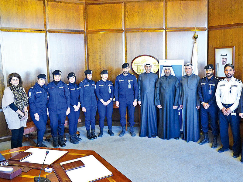 عصام الصقر وسليمان المرزوق خلال تكريم فريق عمل وزارة الداخلية