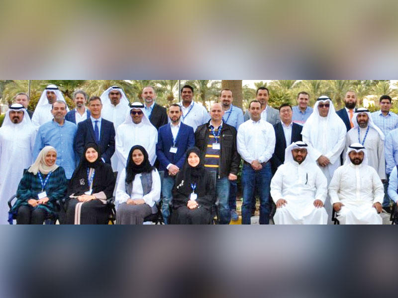 مازن الناهض مع عدد من التنفيذيين في البنك