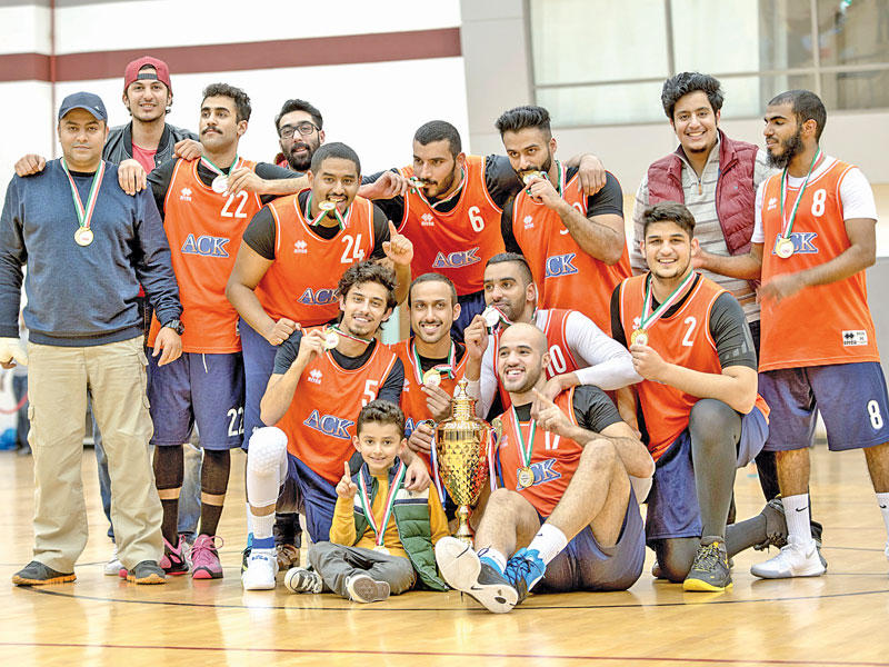  فريق الطلاب بالكلية الأسترالية خلال التتويج