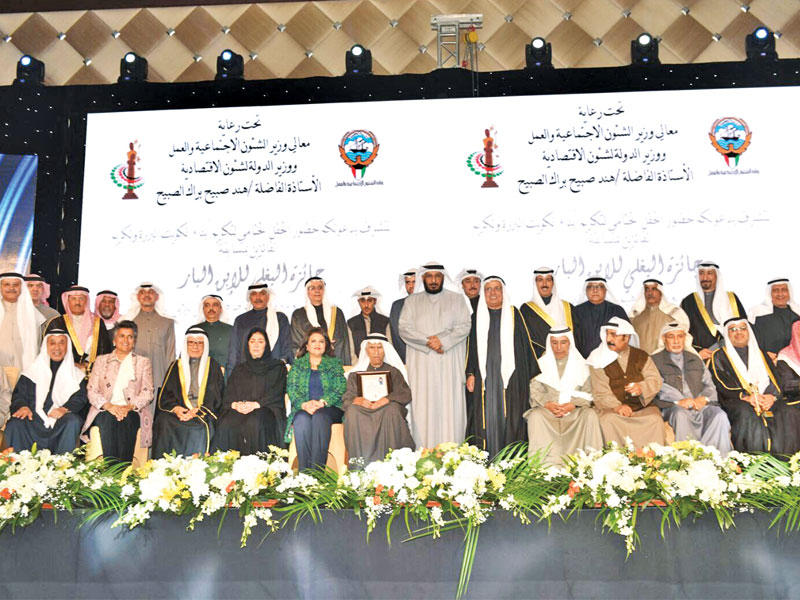 صورة جماعية للمكرمين والفائزين في جائرة الأبن البار