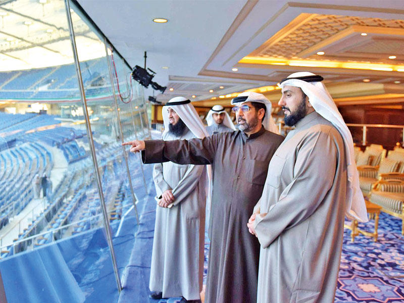 وزير الصحة  متفقداً العيادات الطبية في استاد جابر