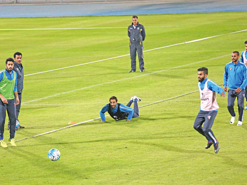 لاعبو الأزرق في تدريب سابق