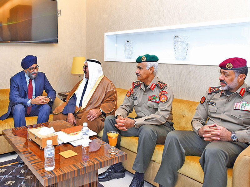 ناصر الصباح خلال اجتماعه مع وزير الدفاع الكندي