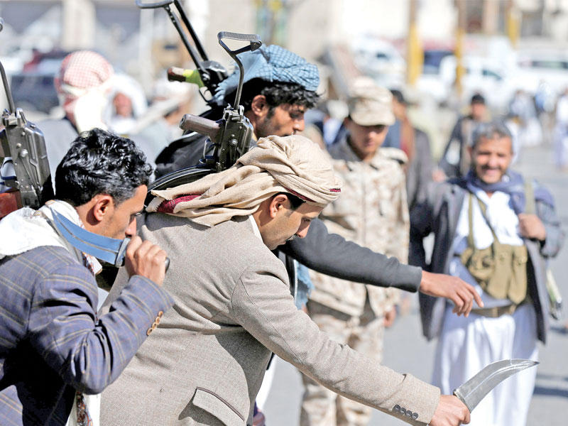 حوثيون يرقصون بالخناجر في صنعاء أمس (رويترز)