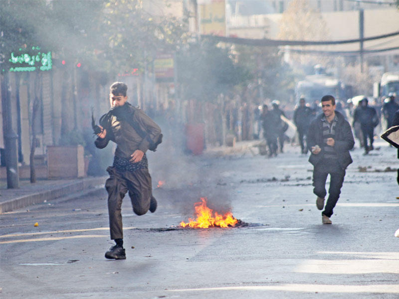 متظاهرون أكراد خلال مواجهات في السليمانية أمس الأول (رويترز)