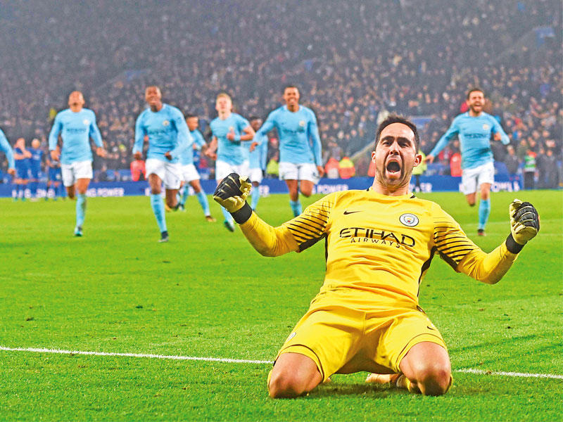 برافو حارس مرمى مانشستر سيتي يحتفل بعد الفوز