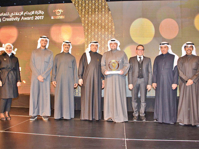 جانب من تسليم الجوائز 