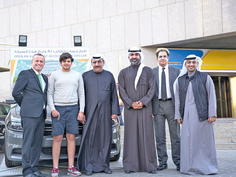 إدارة الخدمات المصرفية تسلم الجائزة للرابح