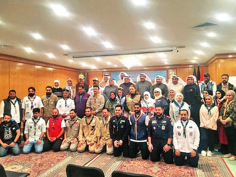 المقصيد متوسطاً أعضاء الكشافة والمشاركين