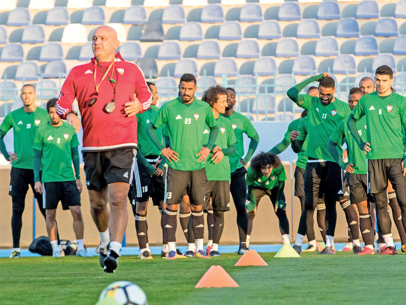 جانب من تدريب المنتخب الإماراتي على ملعب الشباب