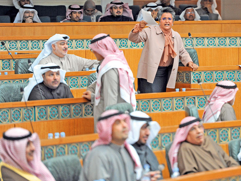 الهاشم متحدثة في المجلس