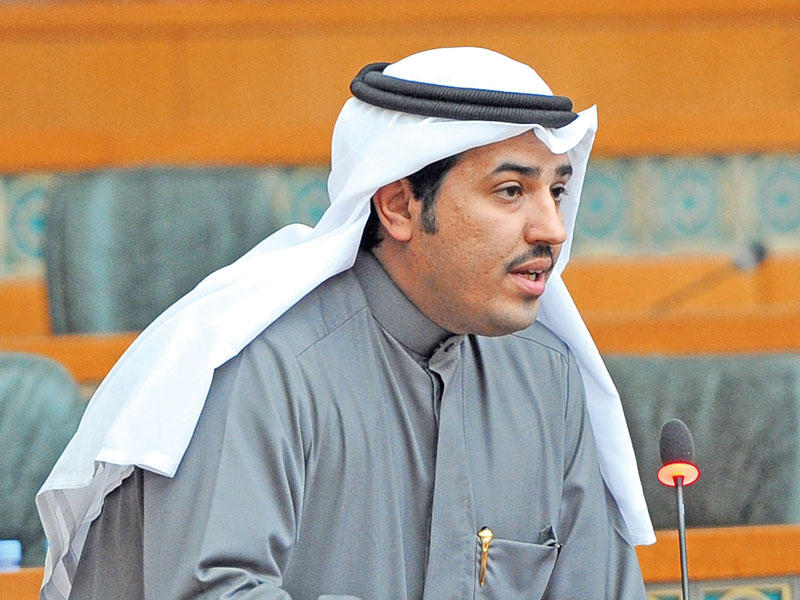 الدوسري متحدثاً خلال الجلسة