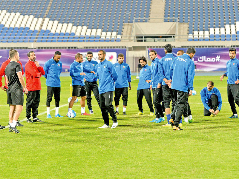 لاعبو الأزرق أثناء التدريب أمس على استاد جابر الدولي (تصوير نوفل إبراهيم)