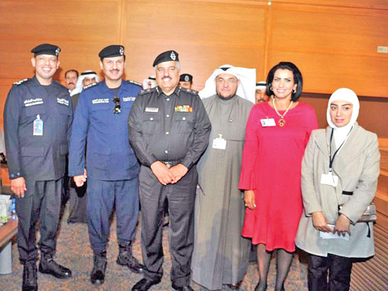  اللواء العوضي والعميد الحشاش وطارق العميري  وفاطمة العازمي ومريم الصراف خلال الفعالية