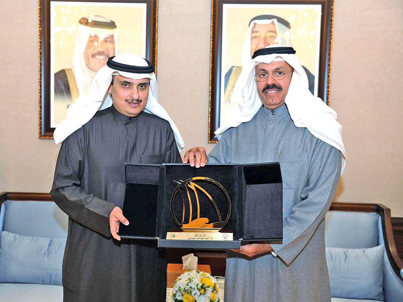 محافظ حولي مكرماً المنفوحي