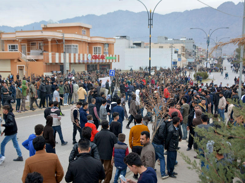 تجمع المتظاهرين في أحد الشوارع في مدينة رانيا، حيث احتجت الاحتجاجات على الفساد السياسي