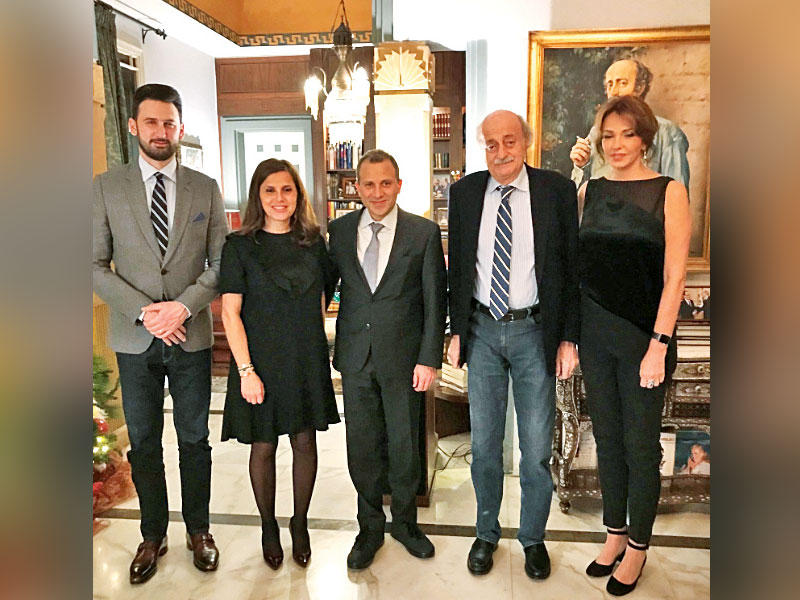 الزعيم الدرزي وليد جنبلاط وعقيلته نورا ونجله تيمور في استقبال زعيم التيار الوطني الحر وزير الخارجية جبران باسيل وعقيلته شانتال عون في كلمينصو أمس الأول 