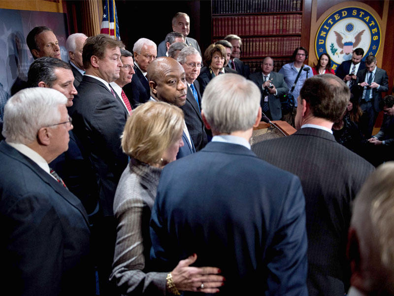 أعضاء الأكثرية الجمهورية يحيطون بزعيمهم ميتش ماكونيل في الكابيتول هيل بعد التصويت مساء أمس الأول (أ ف ب)