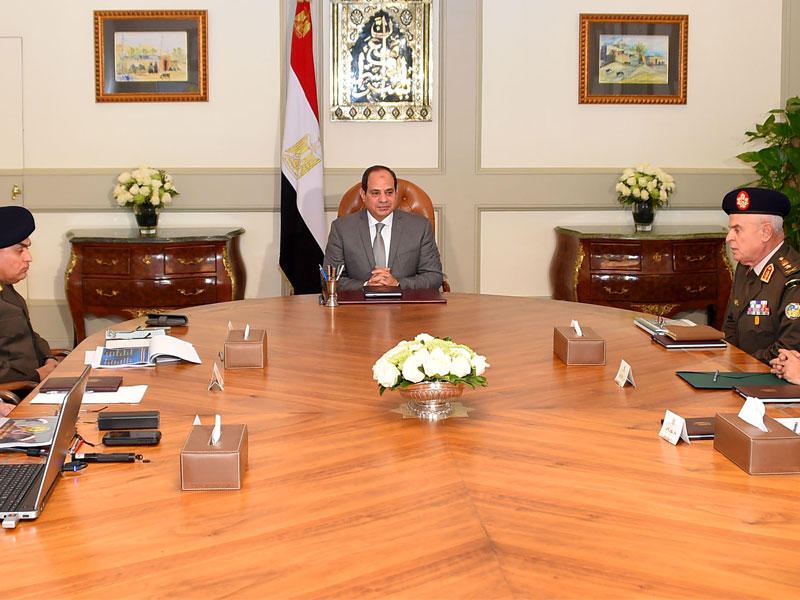 الرئيس السيسي مجتمعا بوزيري الدفاع والداخلية ورئيسي المخابرات والأركان في القاهرة أمس 
