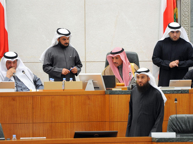 الغانم على المنصة وإلى جانبه الكندري