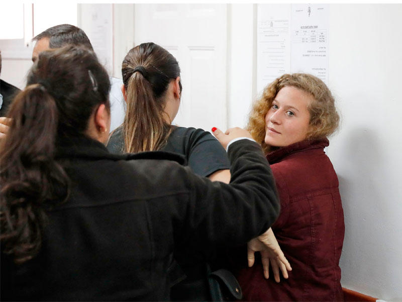 عهد التميمي لحظة وصولها أمس للمثول أمام محكمة عسكرية إسرائيلية (ا ف ب)n