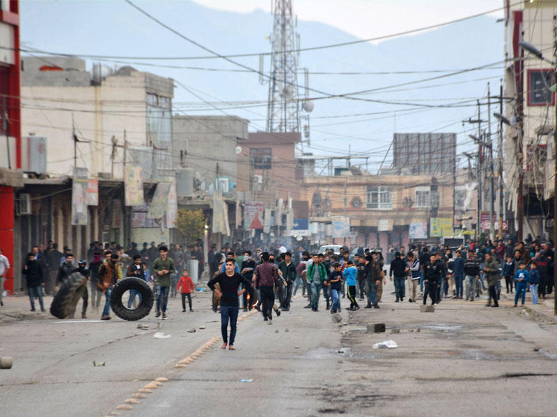 تجمع المتظاهرين في أحد الشوارع في مدينة رانيا، على بعد كيلومترا شمال السليمانية في إقليم كردستان العراق