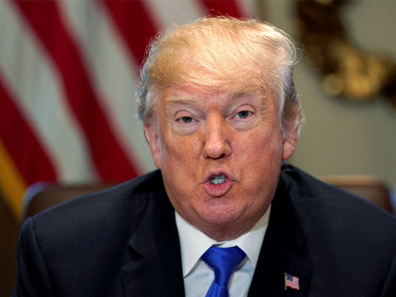 الرئيس الأمريكي دونالد ترامب يلقي تصريحات للصحفيين في بداية اجتماع لمجلس الوزراء في البيت الأبيض