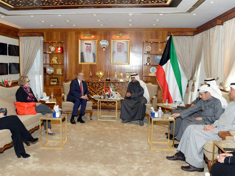 سفير الولايات المتحدة الأمريكيةلدى دولة الكويت لورانس سيلفرمان خلال لقائه السفير الامريكي وزير الإعلام الكويتي محمد الجبري