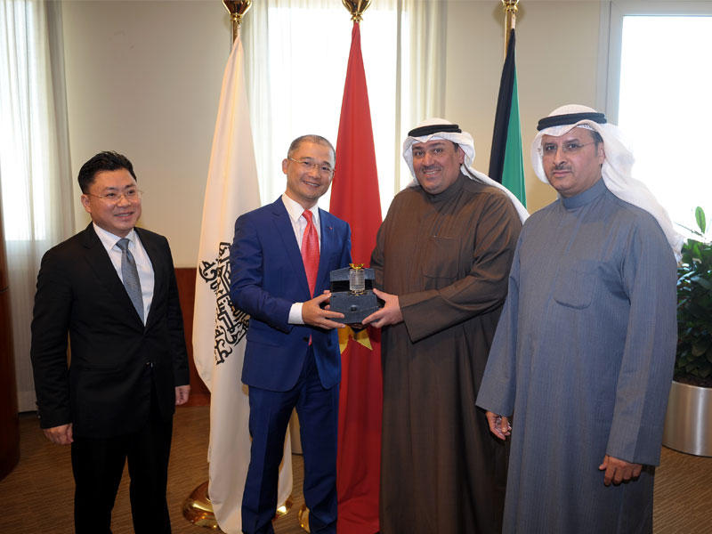  سفير جمهورية فيتنام لدى الكويت ترينه مينه مانه مع مساعد المدير العام للشؤون التجارية في (الغرفة) عماد الزيد خلال لقاء مشترك جمع الشركات الفيتنامية المختصة بالعمال مع نظرائها الكويتية