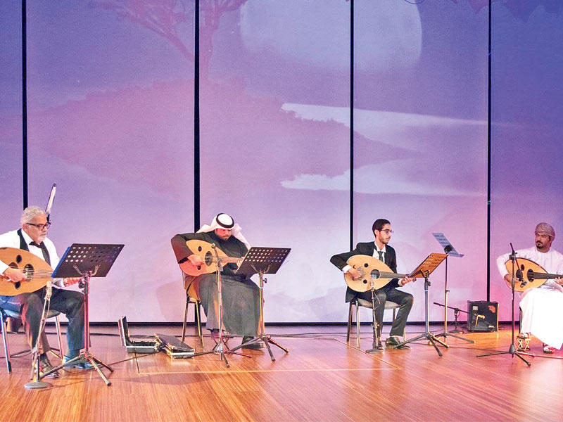 الفريد جميل مع فرقته الموسيقية 