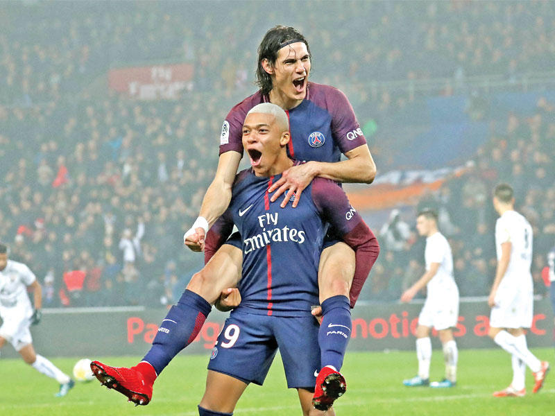 فرحة لاعبي باريس سان جرمان بعد إحراز الهدف الثالث