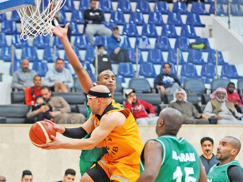 جانب من لقاء القادسية والعربي (تصوير عوض التعمري )