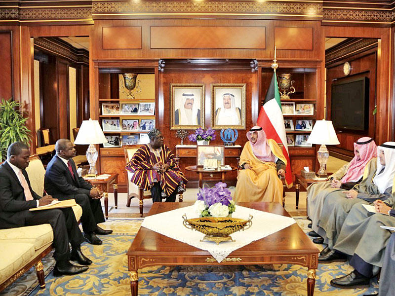 الخالد خلال تسلمه نسخة من أوراق اعتماد سفير غانا