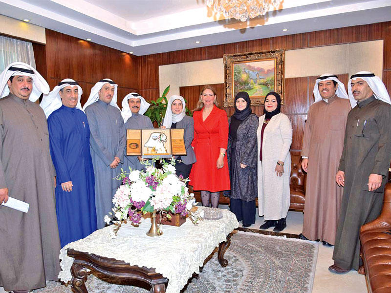 بوشهري خلال لقائها السبيعي ونقابة العاملين بالوزارة 