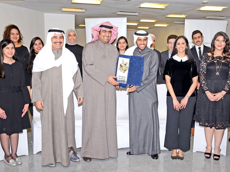 الروضان مكرماً أحد الخريجين