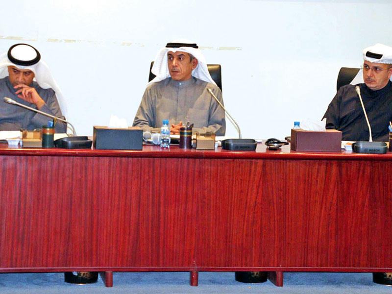 العازمي متوسطاً الأثري والمخيزيم خلال اجتماعه مع «البنك الدولي» أمس