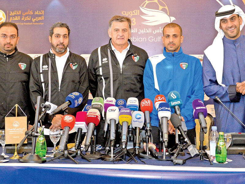 بونياك وحسين حاكم خلال المؤتمر الصحافيt(تصوير نوفل إبراهيم)