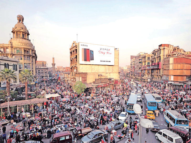 زحمة بكل المقاييس في منطقة العتبة وسط القاهرة أمس (أ ف ب) 