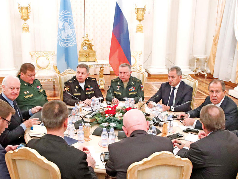 لافروف مجتمعاً بديمستورا في موسكوا أمس   (رويترز)