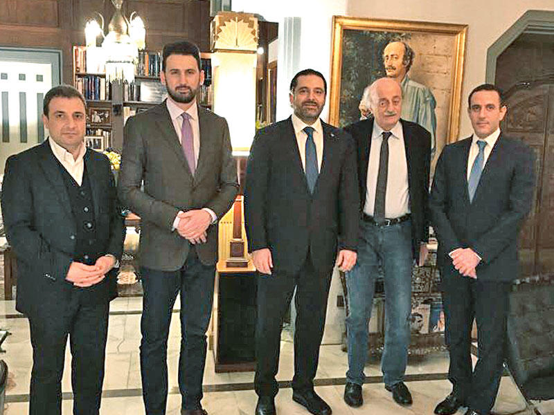 جنبلاط مستقبلاً الحريري في دارته بكليمنصو أمس الأول  